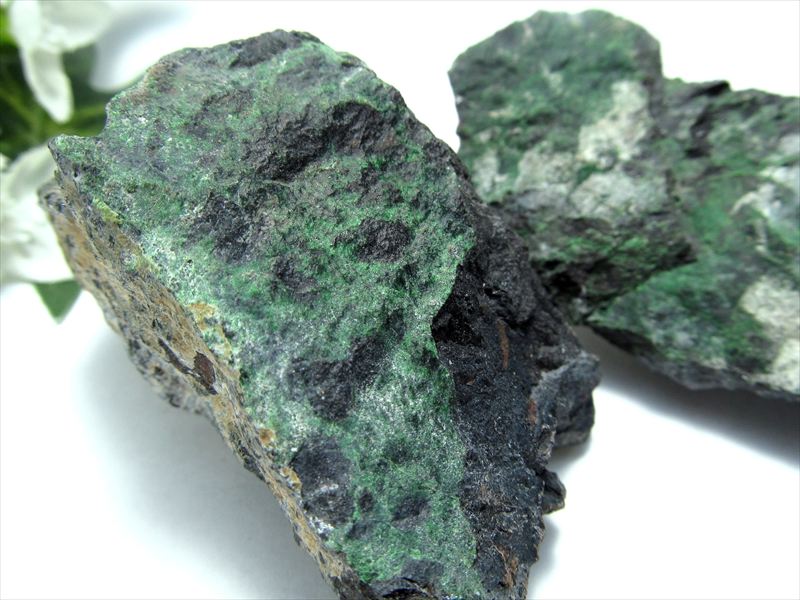 希少 国産原石 ウバロバイト 灰クロム柘榴石 原石 110g-140g 1個売り 孤高を守る神聖な石 ストレス軽減 思考力を増強 天然石 北海道沙流郡平取町 八田鉱山