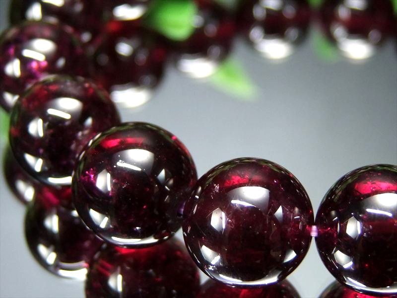 大珠 透かせばワインレッドパープル 4A ロードライトガーネット ブレスレット 12.5mm-13mm×25珠 魅惑のワインレッドカラー 真実の愛の石