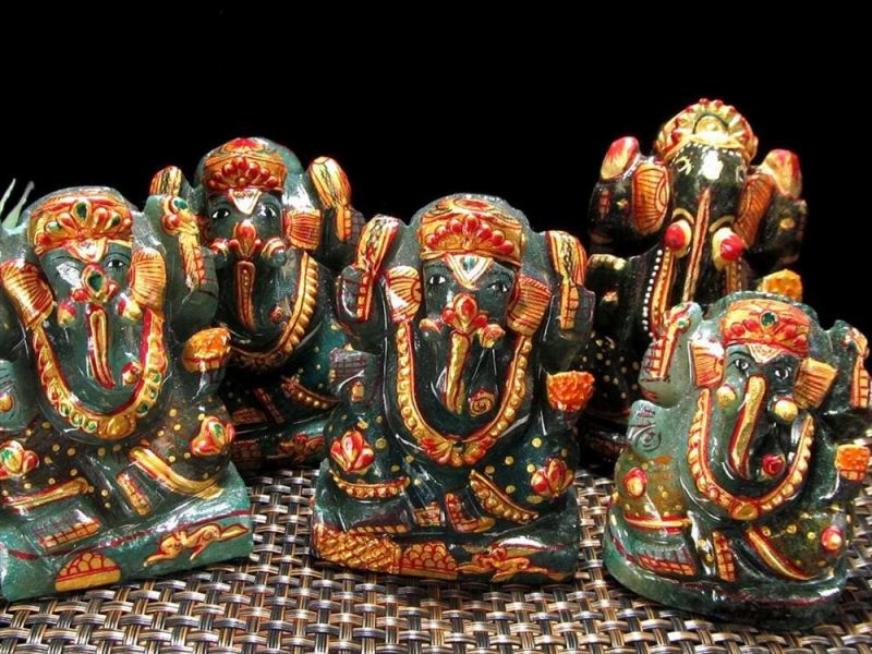 濃色 インディアンアベンチュリン ガネーシャ彫り置物 約120g-140g 1個売り 豪華22金カラー彩色 夢を叶える象 悩みや不安からの解放 極上手彫り インド産