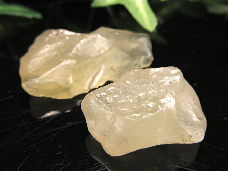 店頭展示中 抜粋鑑別済み 稀少 リビアングラス 原石 2個セット 総重量約16.3g 入手困難な逸品 幸運のお守り 一点物 ピラミッドケース付き