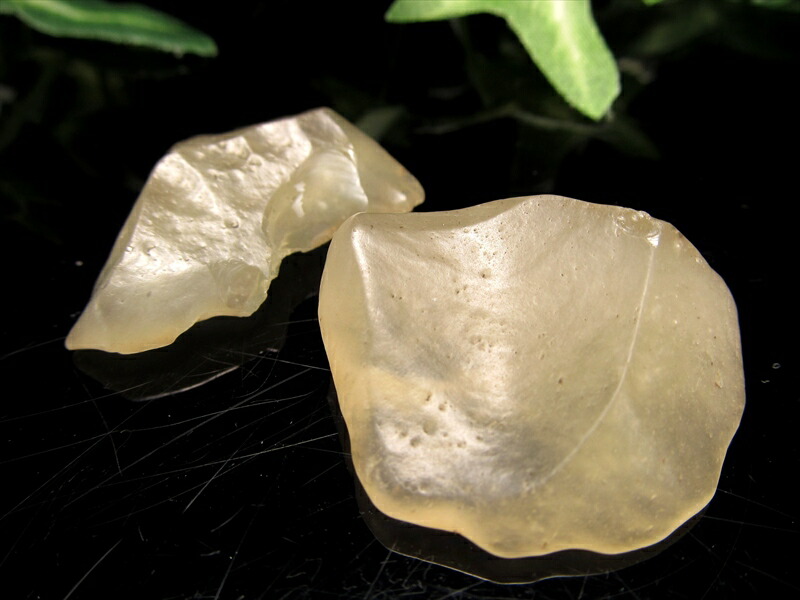 抜粋鑑別済み 稀少 リビアングラス 原石 2個セット 総重量約12.2g 入手困難な逸品 幸運のお守り 一点物 ピラミッドケース付き エジプトサハラ砂漠産