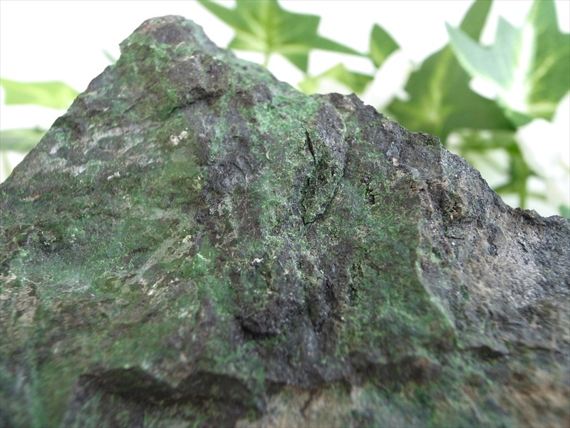 希少 国産原石 ウバロバイト 灰クロム柘榴石 原石 最大幅78mm 重さ580g 孤高を守る神聖な石 ストレス軽減 思考力を増強 天然石 北海道沙流郡平取町 八田鉱山