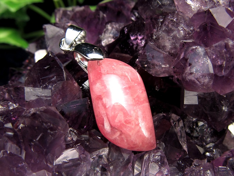 3A+ インカローズ ペンダントトップ リーフ型 石サイズ縦約22mm 重さ約2.8g 艶やかな薔薇色の輝き 優雅な縞模様と光沢感が織り成す美しい表情