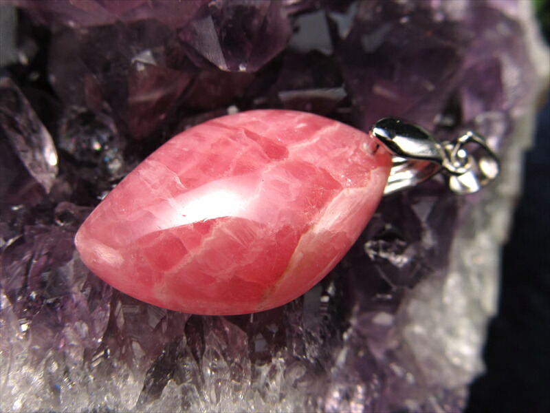 3A+ インカローズ ペンダントトップ リーフ型 石サイズ縦約24mm 重さ約4.6g 艶やかな薔薇色の輝き 優雅な縞模様と光沢感が織り成す美しい表情
