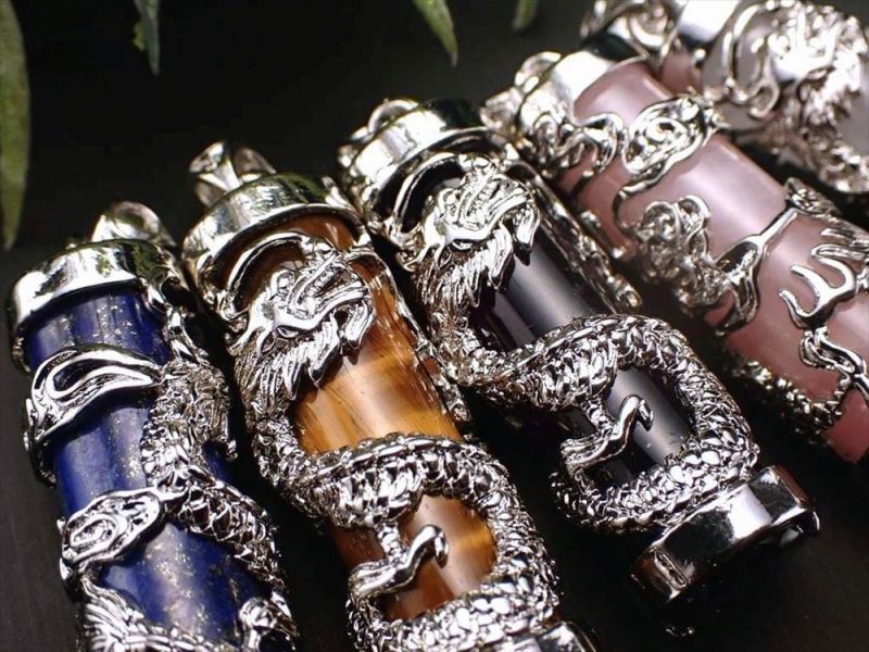 選べる5種類 四本爪 龍神 デザインペンダントトップ 縦約36mm シルバーカラー 1個売り 運気上昇・立身出世・商売や事業の発展成功 全5種 タイプB