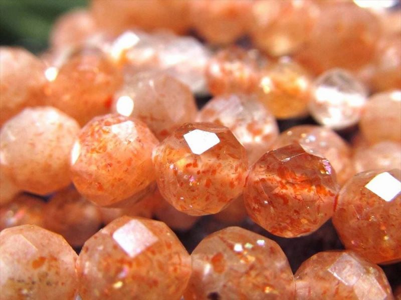 激安宣言 小サイズビーズ 約4mm前後 サンストーン キラキラ多面カット 一連 約37-39cm アベンチュレッセンス&シラー 太陽神の象徴