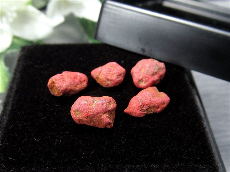 希少 国産原石 現品の10個 辰砂 原石 1個売り 約0.4g-0.6g ルースケース付き 深紅の竜血 ドラゴンブラッド 朱砂 辰砂 シンシャ コレクターに大人気の原石