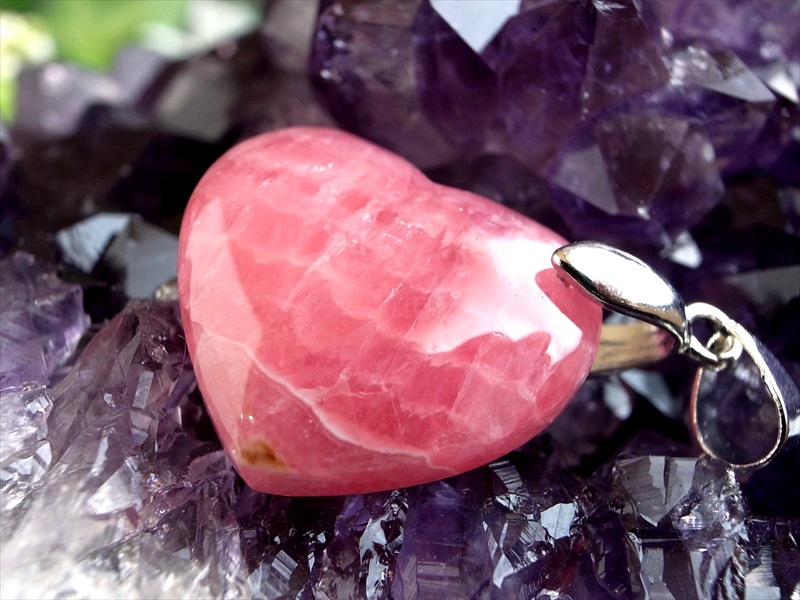 3A+ インカローズ ペンダントトップ ハート型 石サイズ縦約17mm 重さ約4.7g 艶やかな薔薇色の輝き 優雅な縞模様と光沢感が織り成す美しい表情