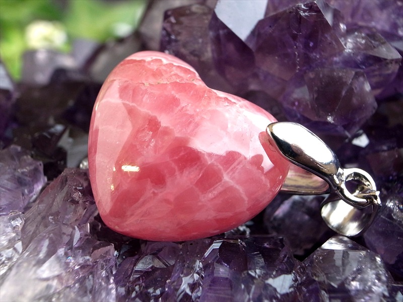 3A+ インカローズ ペンダントトップ ハート型 石サイズ縦約16mm 重さ約4.7g 艶やかな薔薇色の輝き 優雅な縞模様と光沢感が織り成す美しい表情