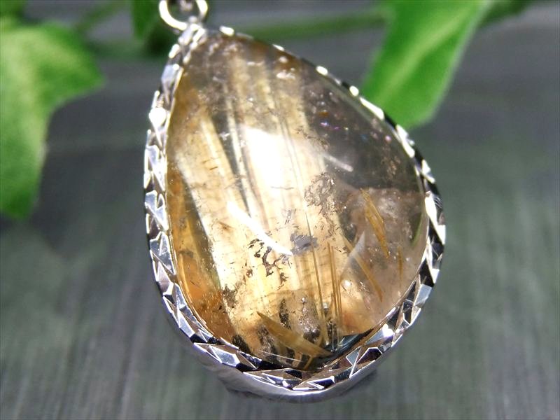 極太タイチン針入り S級 ヘマタイト入り タイチン ゴールドルチルクォーツ ペンダントトップ 重さ約8.4g 縦約25mm 煌々と輝く黄金タイチン入り 装飾枠付