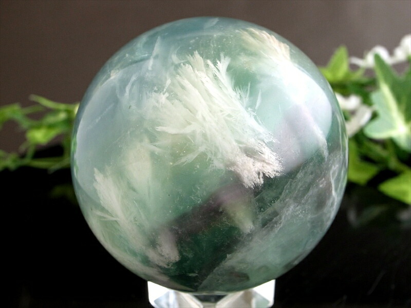 まるで美しい天使の羽 エンジェルフェザーインフローライト 丸玉 台座付き 直径約59.1mm 重さ約344g 唯一無二の神秘的模様 癒しの石 石花蛍石 一点物 中国