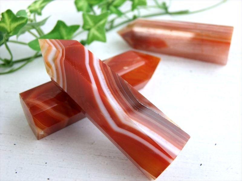 縞々模様の天然石 サードオニキス ポイント置物 1個売り 重さ約80g-100g 自然がつくりあげた神秘的なアート 8月の誕生石 赤縞瑪瑙 サードニクス