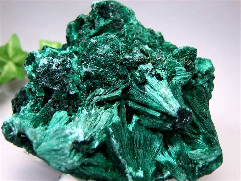 5A ベルベット マラカイト 原石 イス型台座付 最大幅110mm 重さ324g ベルベットの様な煌めき 1点物 磨き無しの天然原石 孔雀石 コンゴ産 パワーストーン