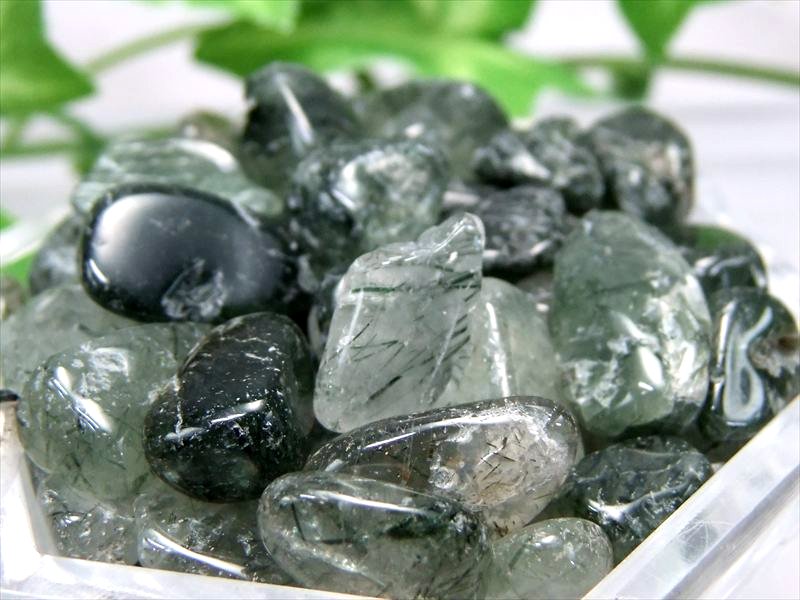 高品質モスグリーン グリーンルチルクォーツ さざれ石 200g 約6ミリ-25ミリ 生命力回復クォーツ 緑針入り水晶さざれ パワーストーン ブラジル産