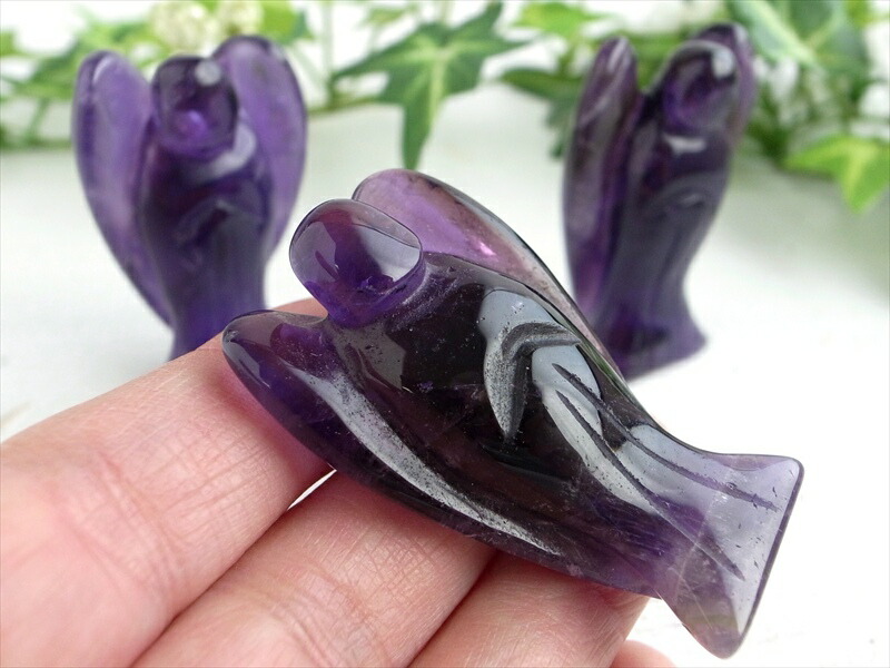 高品質 濃い紫 アメジスト エンジェル彫り 置物 1個売り 縦45mm-50mm前後 愛の守護石 インテリアに 風水グッズ 天使 ブラジル産 パワーストーン 天然石