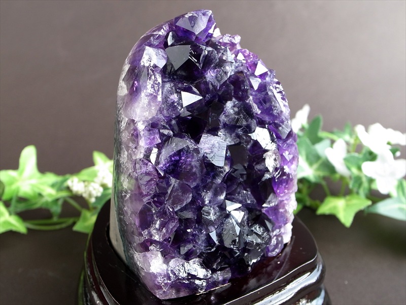 店頭展示中 濃い紫 5A アメジスト クラスター スタンドタイプ 専用木製台座付 高さ123mm 重さ661g 愛の守護石 紫水晶 1点物 ウルグアイ産 パワーストーン