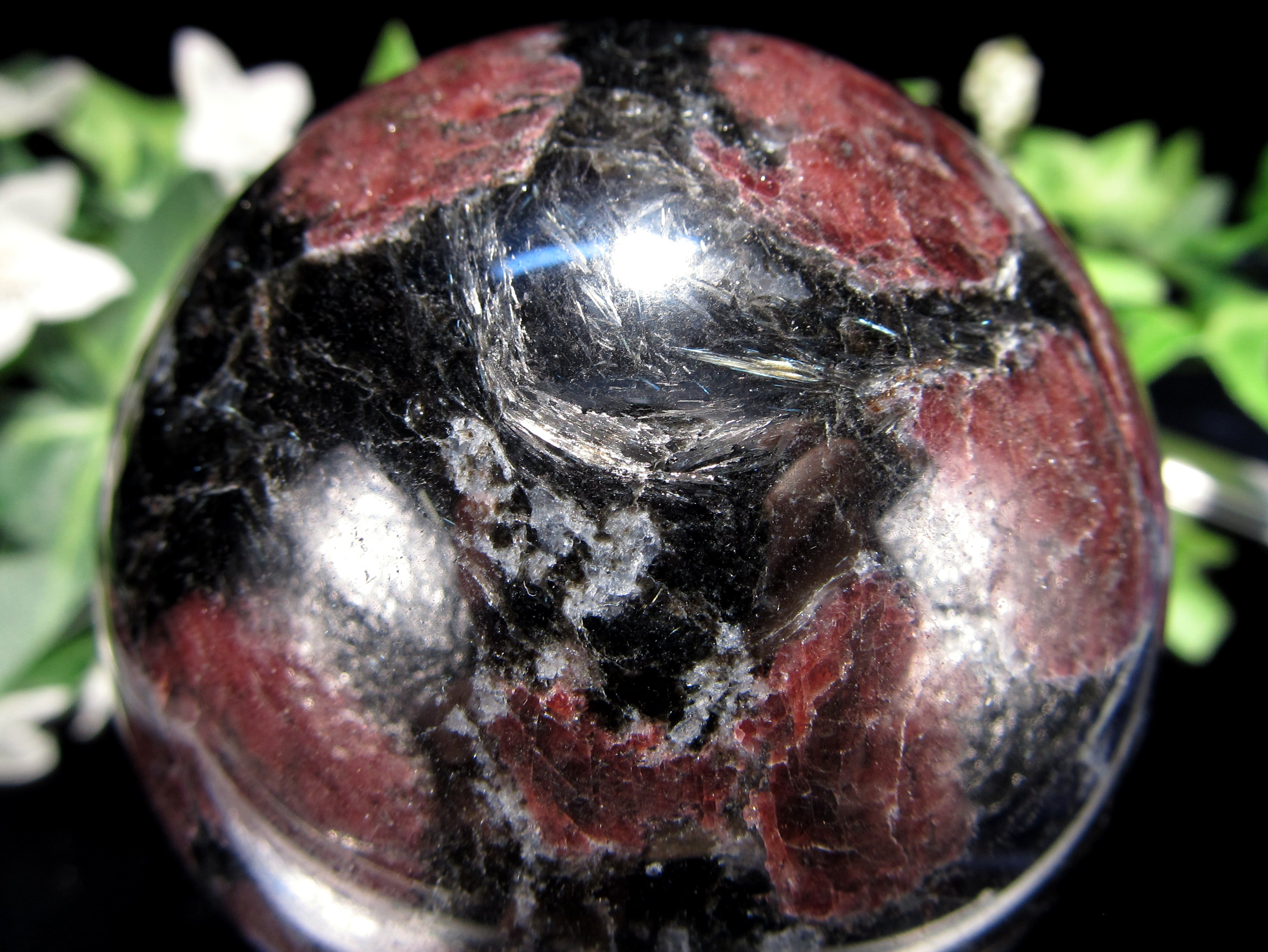 レアなガーネット入り ガーネットインヌーマイト 丸玉 台座付き 直径67.5mm 重さ534g 希少なガーネットとヌーマイトの共生 ブルー&ゴールドの輝き