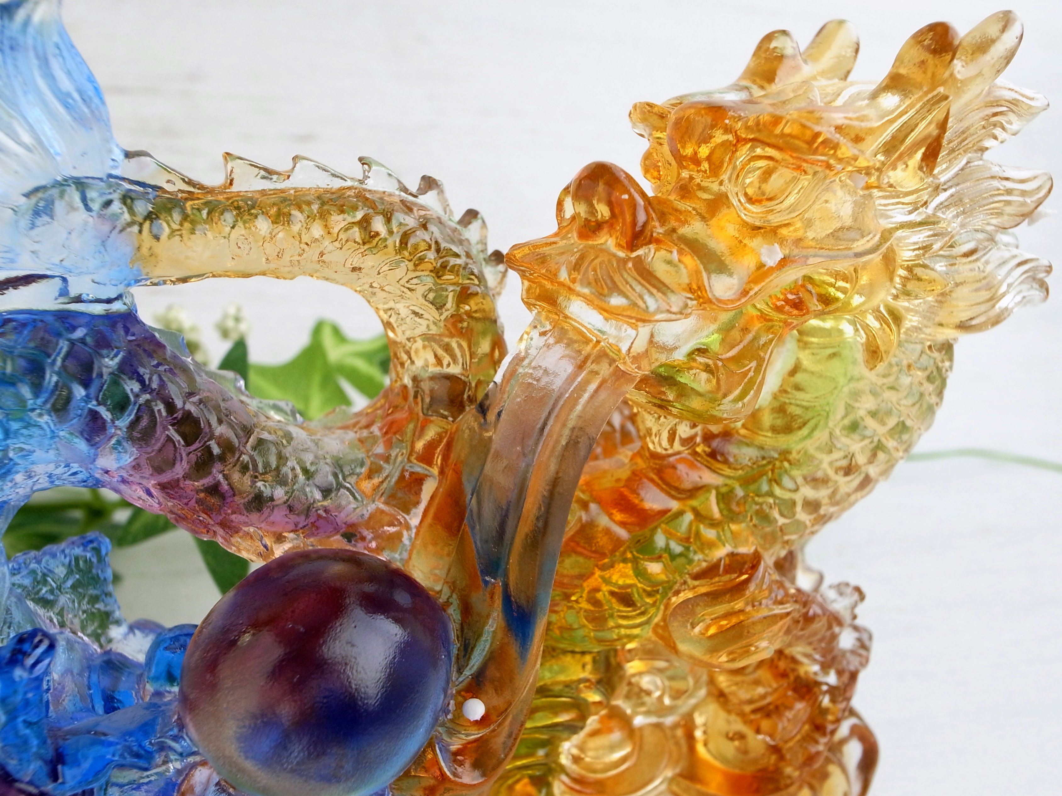 玉持ち龍神 瑠璃製 レインボーカラーの龍置物 横幅約140mm 重さ724g 大吉開運 1点物 インテリアやお部屋のアクセントに パワーストーン 天然石