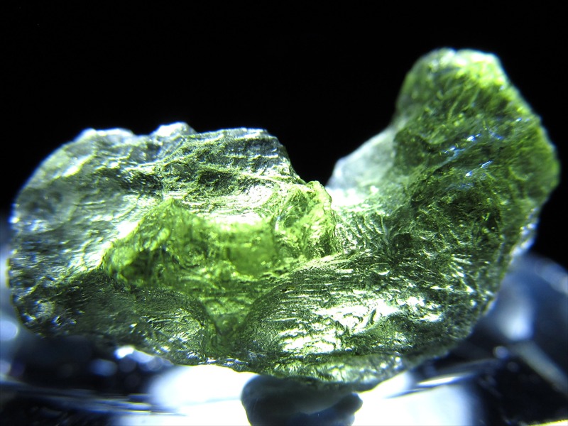 超希少 モルダバイト 原石 ルースケース付き 幅 19mm×11mm 重さ 1.2g 超透明 隕石の衝突で生まれた天然・ナチュラルグラス 幸運と豊穣のお守り 極上一点物