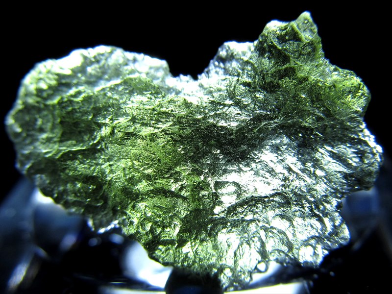 超希少 モルダバイト 原石 ルースケース付き 幅 23mm×17.5mm 重さ 1.7g 超透明 隕石の衝突で生まれた天然・ナチュラルグラス 幸運と豊穣のお守り 極上一点物