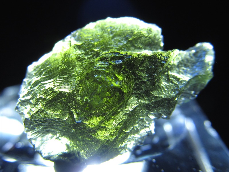 超希少 モルダバイト 原石 ルースケース付き 幅 21mm×13mm 重さ 1.8g 超透明 隕石の衝突で生まれた天然・ナチュラルグラス 幸運と豊穣のお守り 極上一点物