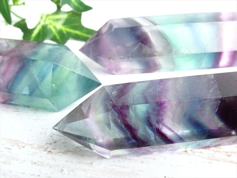 濃色タイプ マルチカラーフローライト 六角柱 ポイント置物 1個売り 重さ約70g-90g前後 美しいマルチカラーの層 未熟な部分を成長させてくれる石 中国産