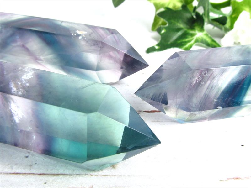 透明タイプ マルチカラーフローライト 六角柱 ポイント置物 1個売り 重さ約70g-90g前後 美しいマルチカラーの層 未熟な部分を成長させてくれる石 中国産