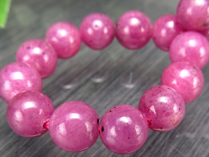 落ち着きと華やかさを併せ持つ濃桃紫 4A ピンクパープル ルビー ブレスレット 7.5mm-8mm×25珠 ピンクパープルの奥深い発色 宝石の女王の名に恥じない重厚感