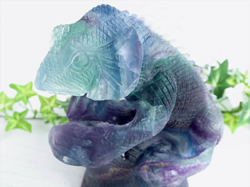 虹色に輝く 古の賢者の化身 イグアナ レインボーフローライト 彫刻置物 高さ約149mm 重さ約1391g 透明極上のフローライトに鱗まで表現した彫刻 1点物
