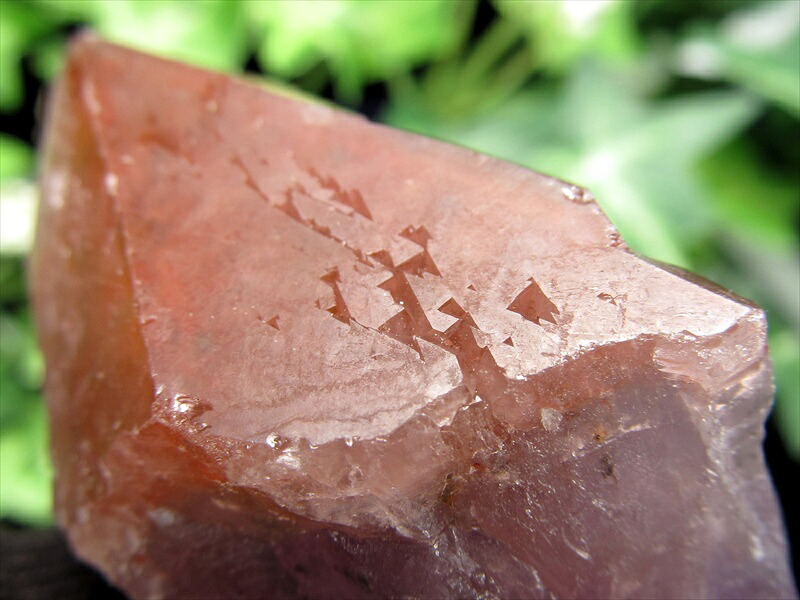 未来を拓く逆三角形と大地を纏う赤き帽子 トライゴーニック有り レッドキャップ アメジスト 単結晶 最大幅 64mm 重さ 55.4g 2月の誕生石