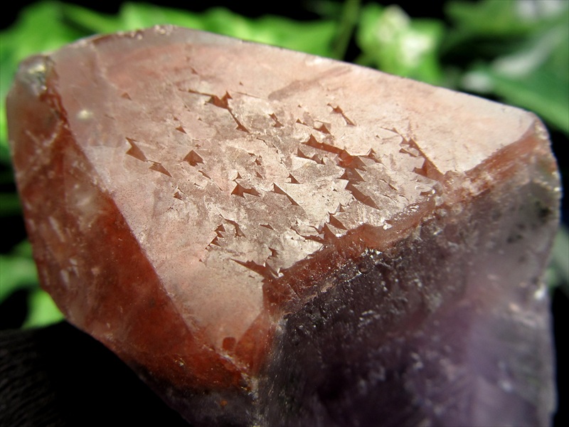 未来を拓く逆三角形と大地を纏う赤き帽子 トライゴーニック有り レッドキャップ アメジスト 単結晶 最大幅 66mm 重さ 70.4g 2月の誕生石