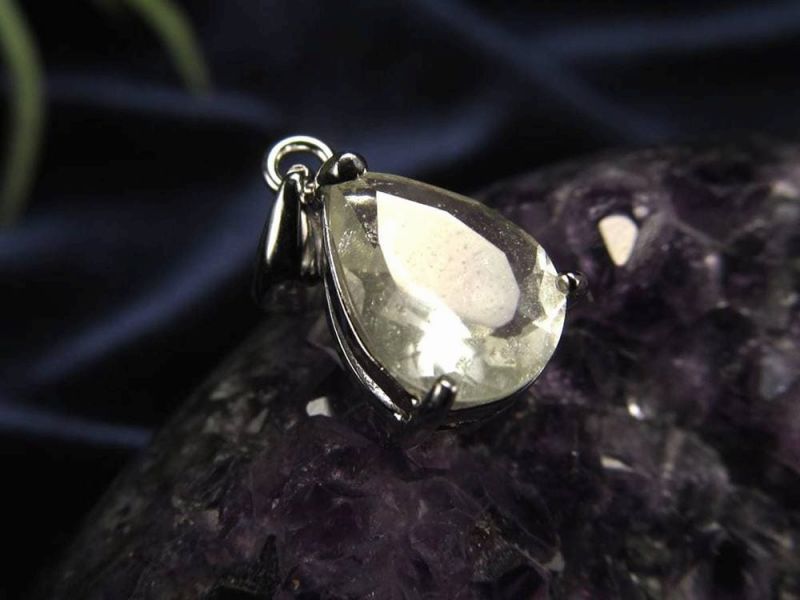 リビアングラス ペンダントトップ 石サイズ縦約9.9mm 約1.16g 透明感あり エジプト政府採掘禁止 隕石由来のインパクトガラス 1点物 Silver925