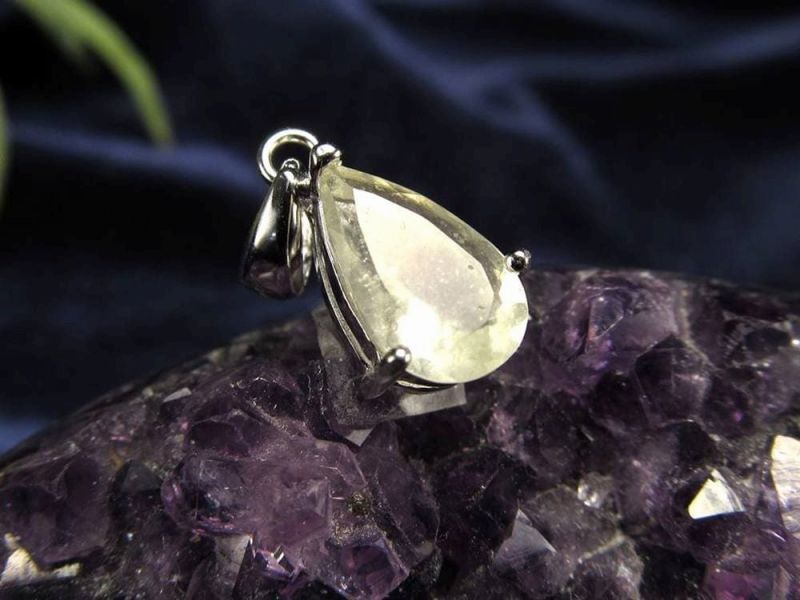 リビアングラス ペンダントトップ 石サイズ縦約11.1mm 約1.14g 透明感あり エジプト政府採掘禁止 隕石由来のインパクトガラス 1点物 Silver925