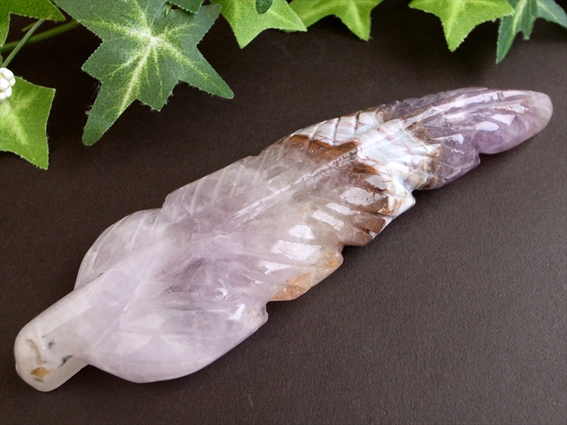 アメジストと瑪瑙共生 アメジスト・瑪瑙 フェザー彫刻 置物 最大幅142mm 重さ130g 紫の神秘と縞模様の調和 羽となって舞い降りる 1点物 ブラジル産