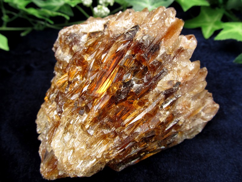 無数のポイント状結晶 メープル アンバー カルサイト 方解石 結晶 原石 重さ366.5g 極上の艶光沢ある透明感 特徴的シルエットが美しい
