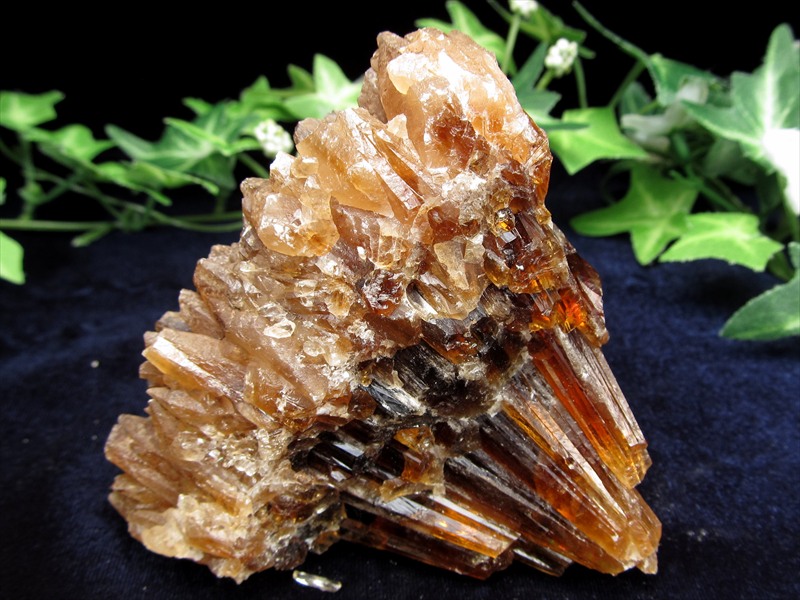 無数のポイント状結晶 メープル アンバー カルサイト 方解石 結晶 原石 重さ306.5g 極上の艶光沢ある透明感 特徴的シルエットが美しい