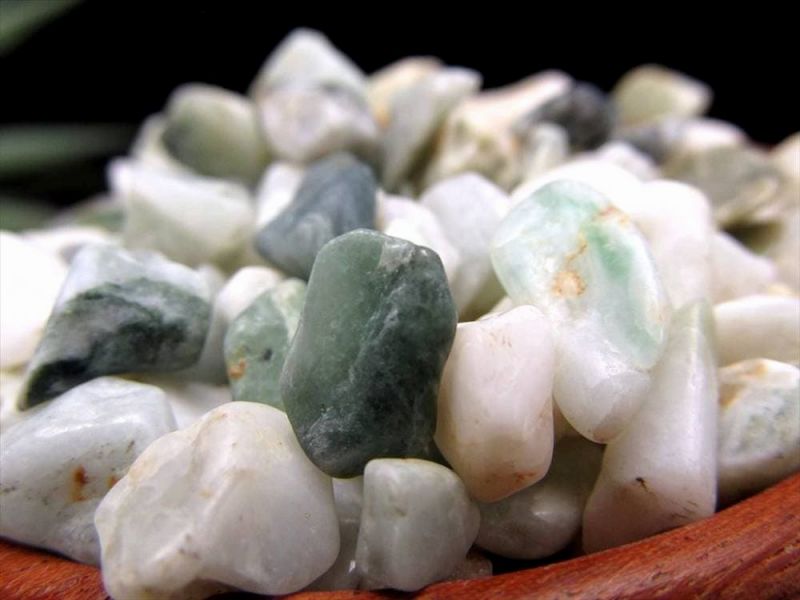 小粒タイプ 糸魚川翡翠 硬玉 さざれ石 約50g入り粒の大きさ約4mm-8mm 世界最古の翡翠 糸魚川翡翠 5月の誕生石 浄化用・インテリアに サザレ石 新潟県