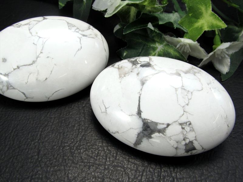 ハウライト パームストーン 重さ 約80g-85g前後 大きさ約6cm×4cm 菱苦土石 マッサージ用天然石 心身を清らかにする石 タンブル ブラジル産 パワーストーン