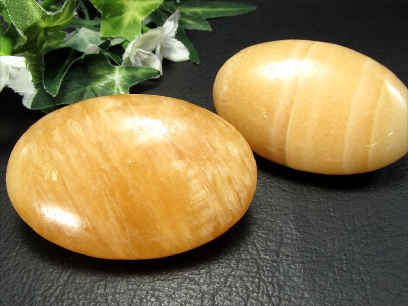 アラゴナイト パームストーン 重さ 約70g-80g前後 大きさ約6cm×4cm マッサージ用天然石 明るいエネルギーで人気を引き寄せる石 タンブル メキシコ産