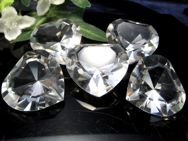 水晶 ハートカット タンブル 最大幅約25mm 1個売り 超透明 すべての浄化と純粋さを象徴する石 光の反射の美しいキラキラカット ブラジル ゴイアス州産