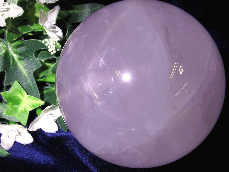 スター効果有り スターラベンダーローズクォーツ 丸玉 台座付 直径約71mm 重さ493g 癒しのラベンダーカラー 愛とやさしさの象徴 恋愛成就の石 一点もの