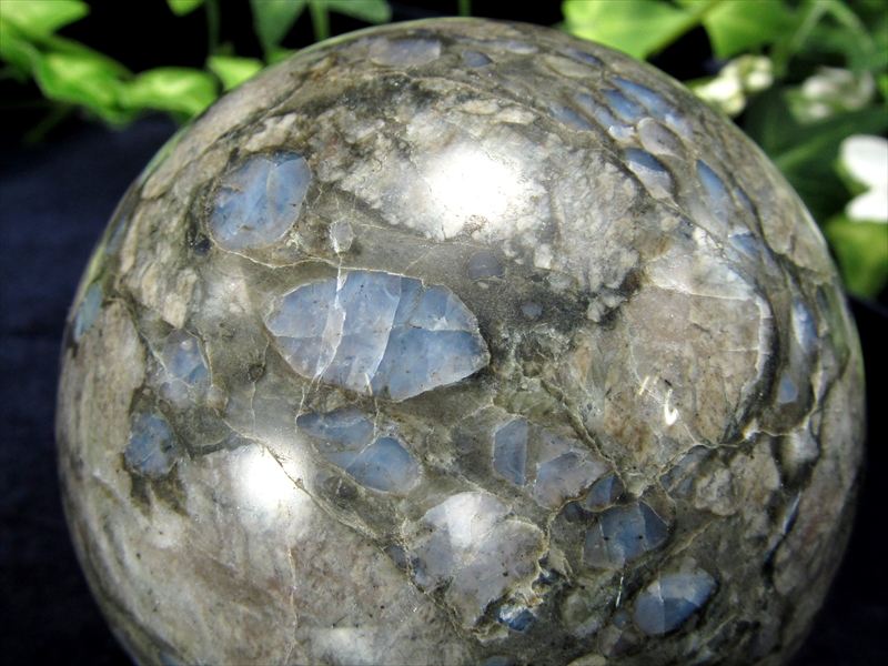 待望の再入荷 ケセラストーン 丸玉 置物 台座付き 直径約68mm 重さ472g トルマリンの20倍のマイナスイオンを放出 癒し 安心感を与える石