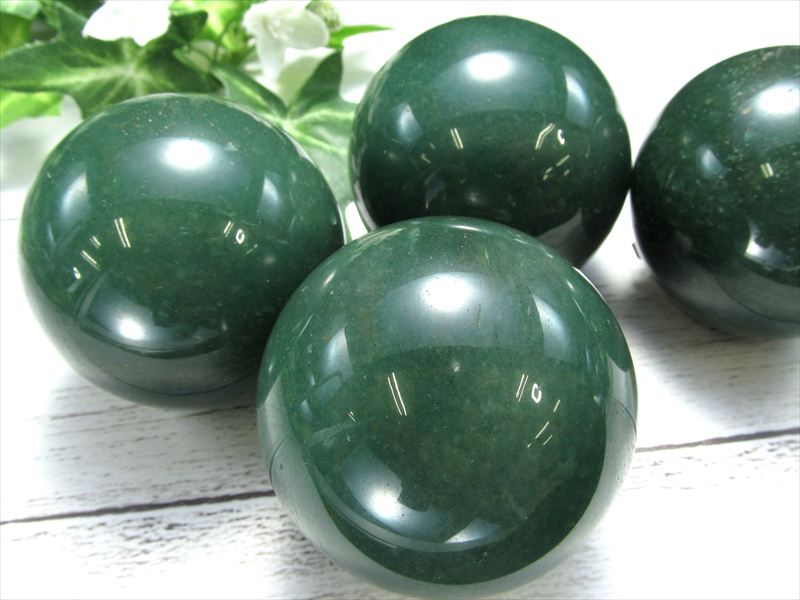 つやつや高品質 アベンチュリン 砂金水晶 丸玉 直径50mm前後 深い森のような緑色 癒しとリラックスの石 スフィア インド産 2023年5月入荷の画像あり