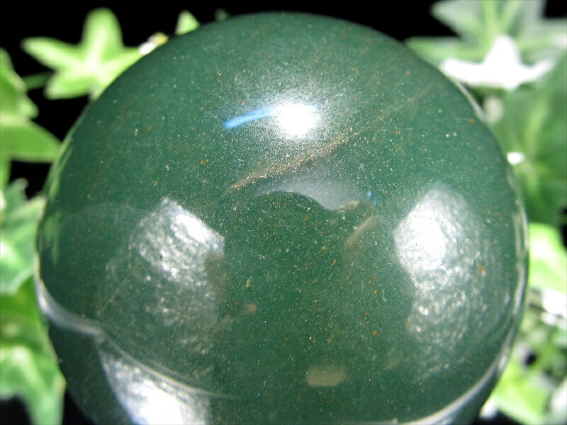 濃厚グリーン インディアン アベンチュリン丸玉 台座付 直径約58mm 重さ約298g 砂金水晶 癒しとリラックスの石 深い翠色 1点物 インド産 パワーストーン