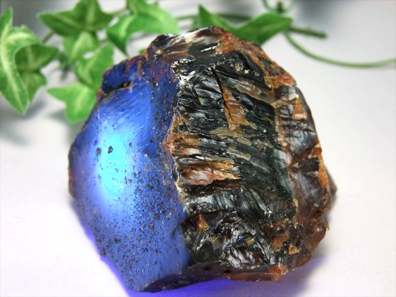限定入荷 神秘のブルー発色 ブルーアンバー 原石 最大幅66mm 重さ約101g 琥珀 樹木由来の生命力 ブラックライトで変色 神秘のブルー スマトラ島産