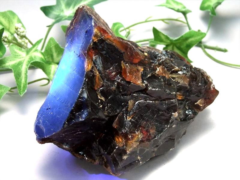 限定入荷 神秘のブルー発色 ブルーアンバー 原石 最大幅85mm 重さ約142.5g 琥珀 樹木由来の生命力 ブラックライトで変色 神秘のブルー スマトラ島産