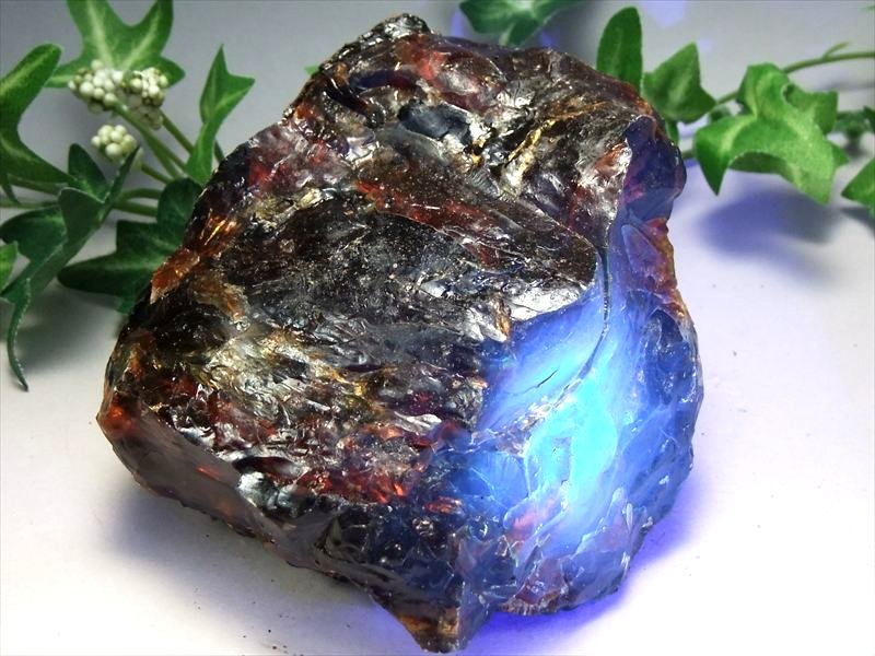 限定入荷 神秘のブルー発色 ブルーアンバー 原石 最大幅88mm 重さ約185g 琥珀 樹木由来の生命力 ブラックライトで変色 神秘のブルー スマトラ島産