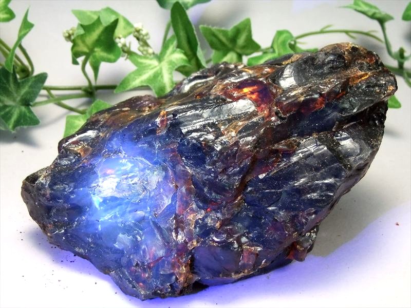 限定入荷 神秘のブルー発色 ブルーアンバー 原石 最大幅116mm 重さ約193.5g 琥珀 樹木由来の生命力 ブラックライトで変色 神秘のブルー スマトラ島産