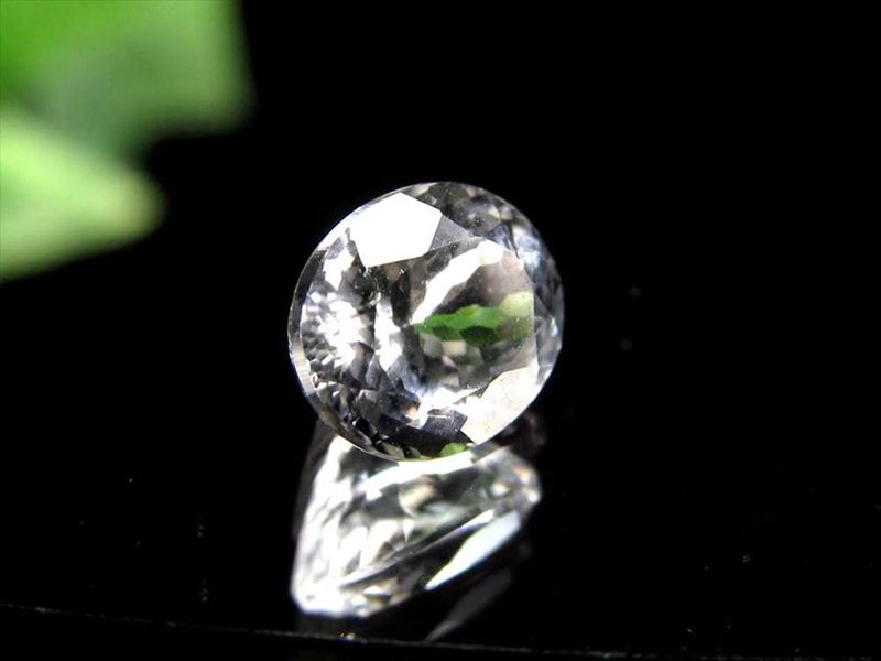 超透明 宝石質ホワイト・フェナカイト ルース オーバルカット ルースケース付属 最大幅約6.19mm×5.25mm×4.08mm 約0.75ct 世界中のヒーラーが渇望する希少石