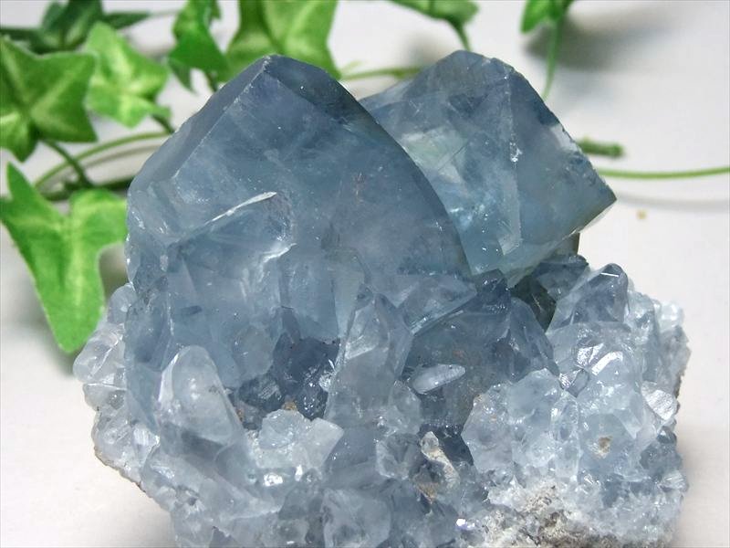 透明 5A セレスタイト 天青石 クラスター 原石 イス台座付 最大幅73mm 重さ329g 天使の石 強力な浄化効果とヒーリング能力 一点もの マダガスカル産